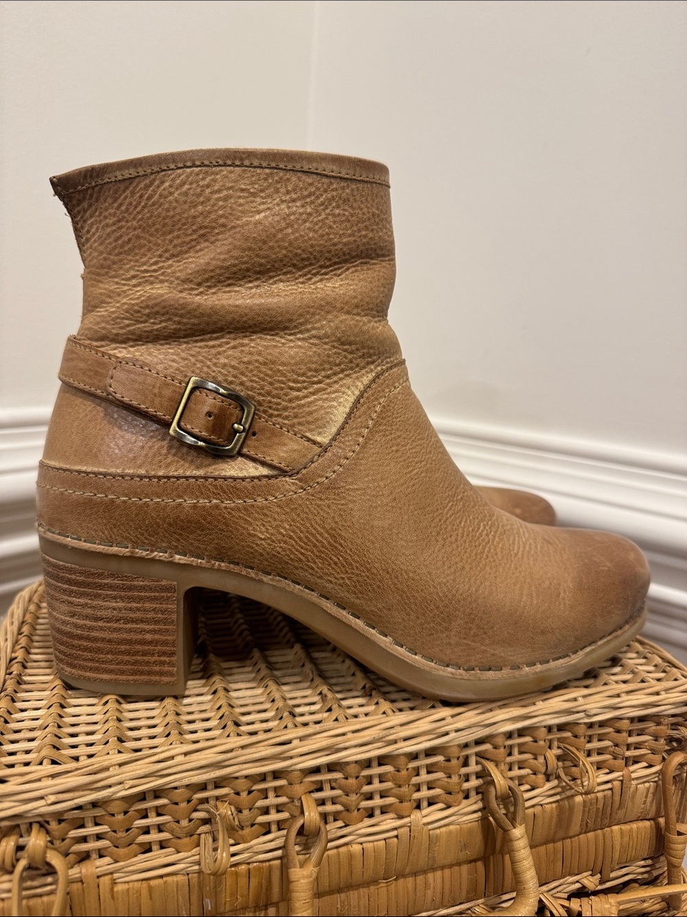Dansko Hayley tan leather ankle boots adjustable buckle / Size 40